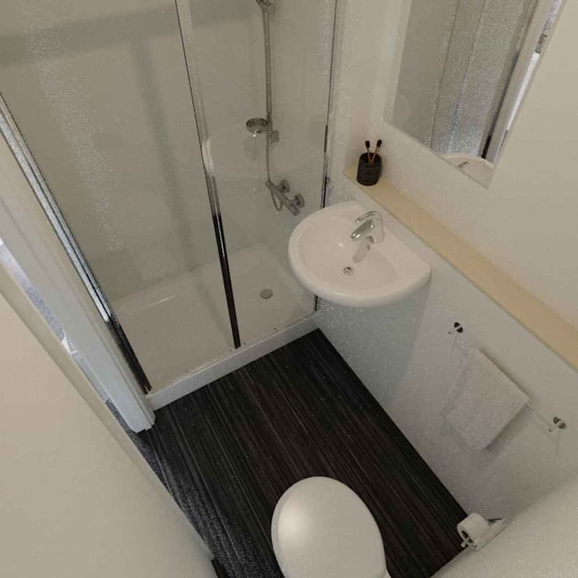 Large Studio Apartment - Image 4