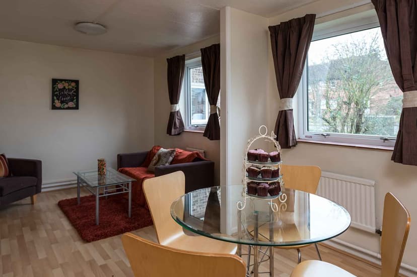 Standard 2 Bed Apartment Share - Image 3