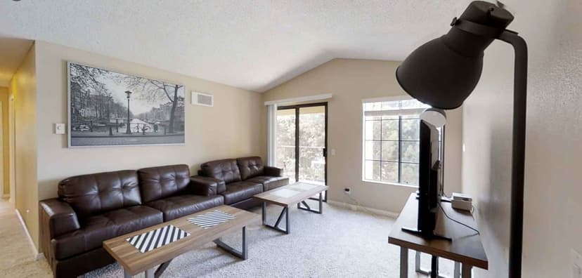Private Room (2 Bed - 2 Bath) - Image 5