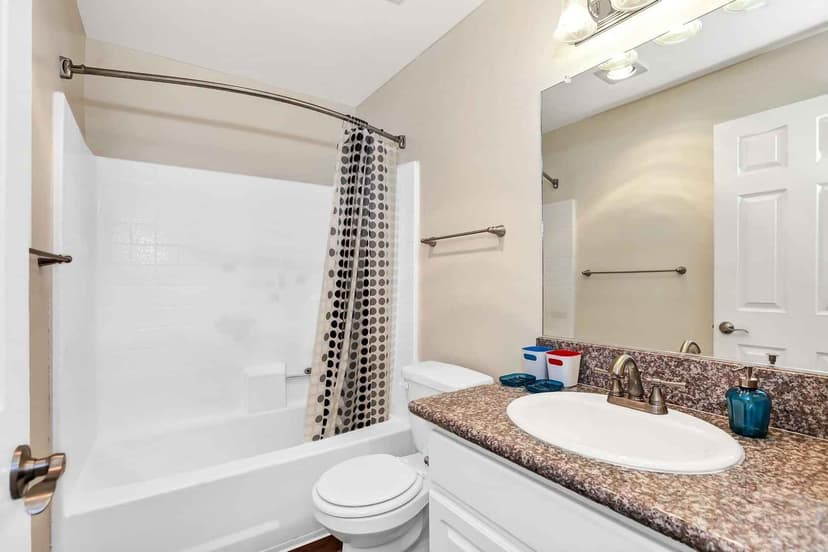 Shared Room (2 Bed - 2 Bath) - Image 6