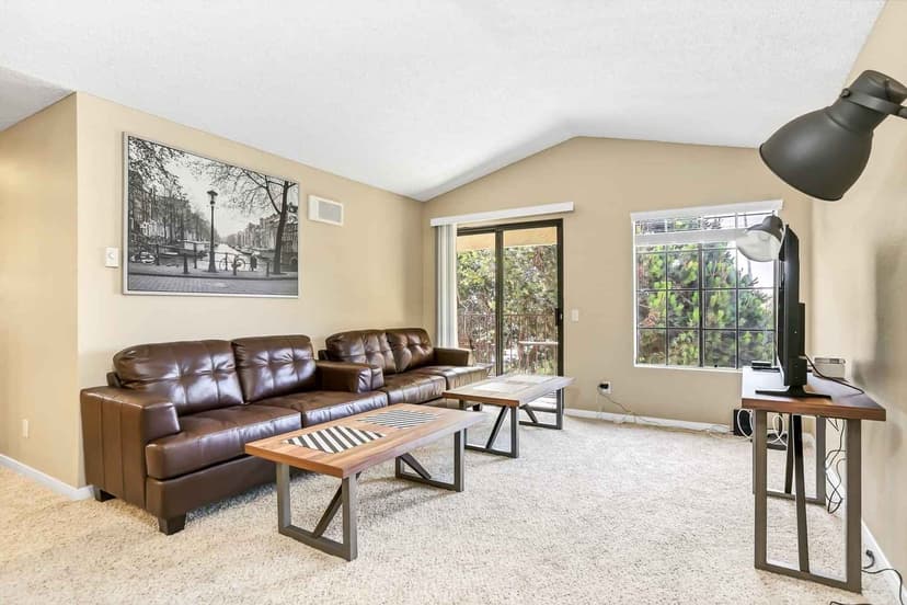 Shared Room (2 Bed - 2 Bath) - Image 2