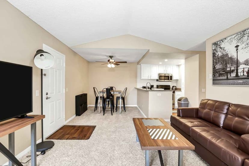 Shared Room (2 Bed - 2 Bath) - Image 4