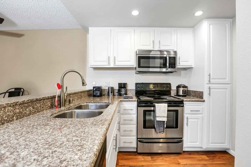 Shared Room (2 Bed - 2 Bath) - Image 5
