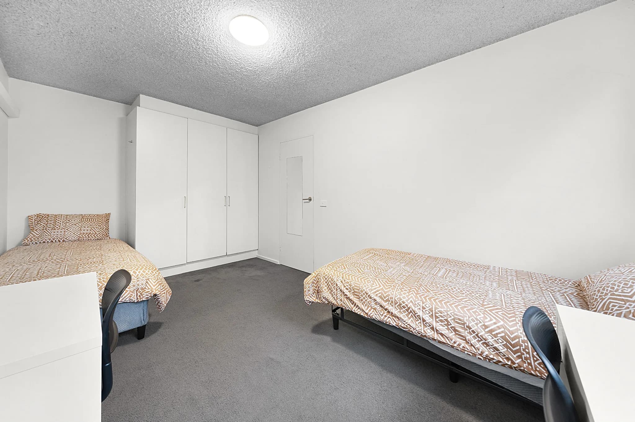 2 Singles - Private Room - Image 2