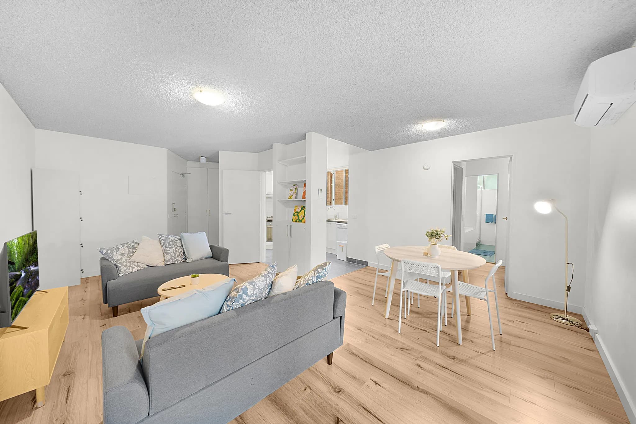 2 Singles - Private Room - Image 7