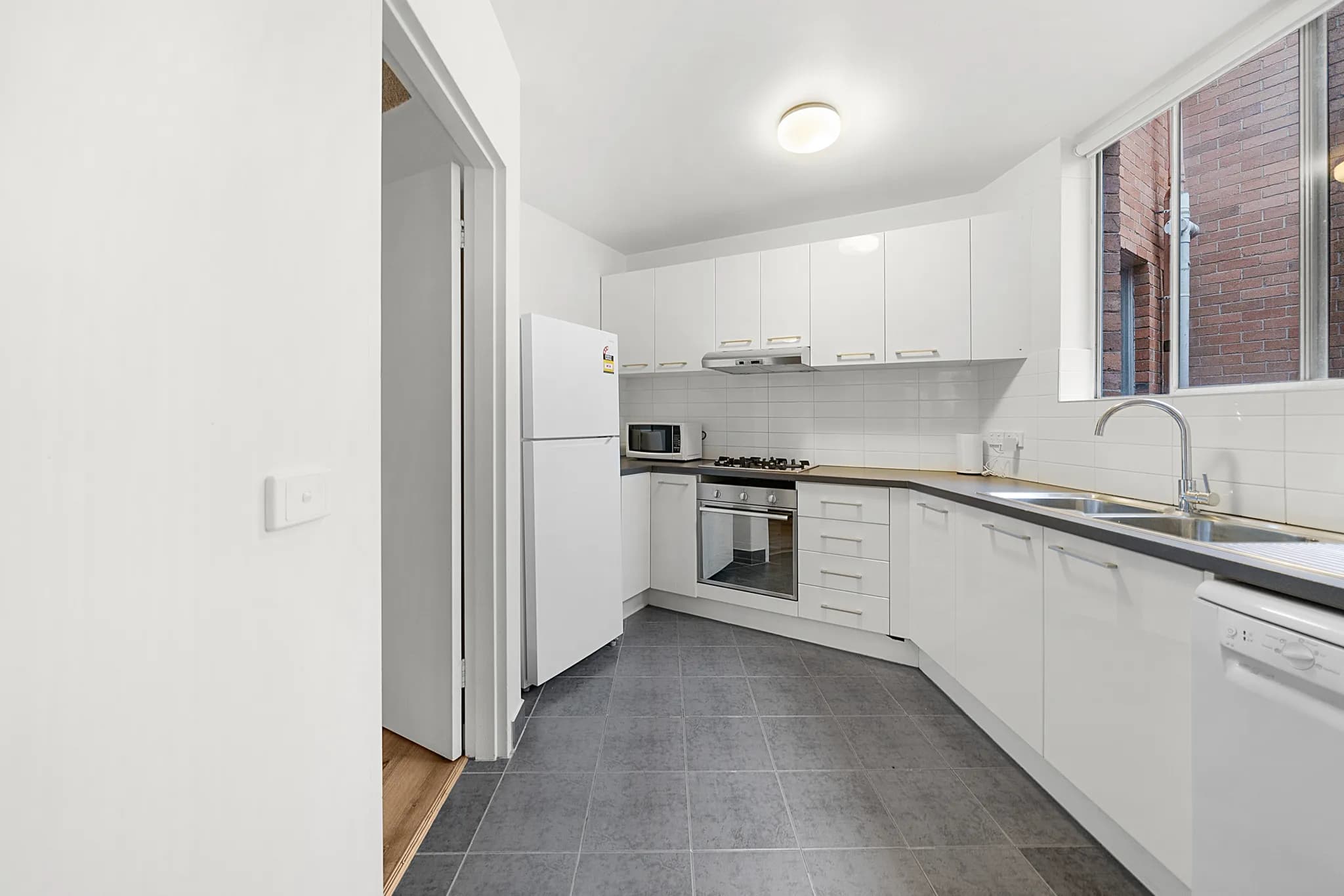 2 Singles - Private Room - Image 9