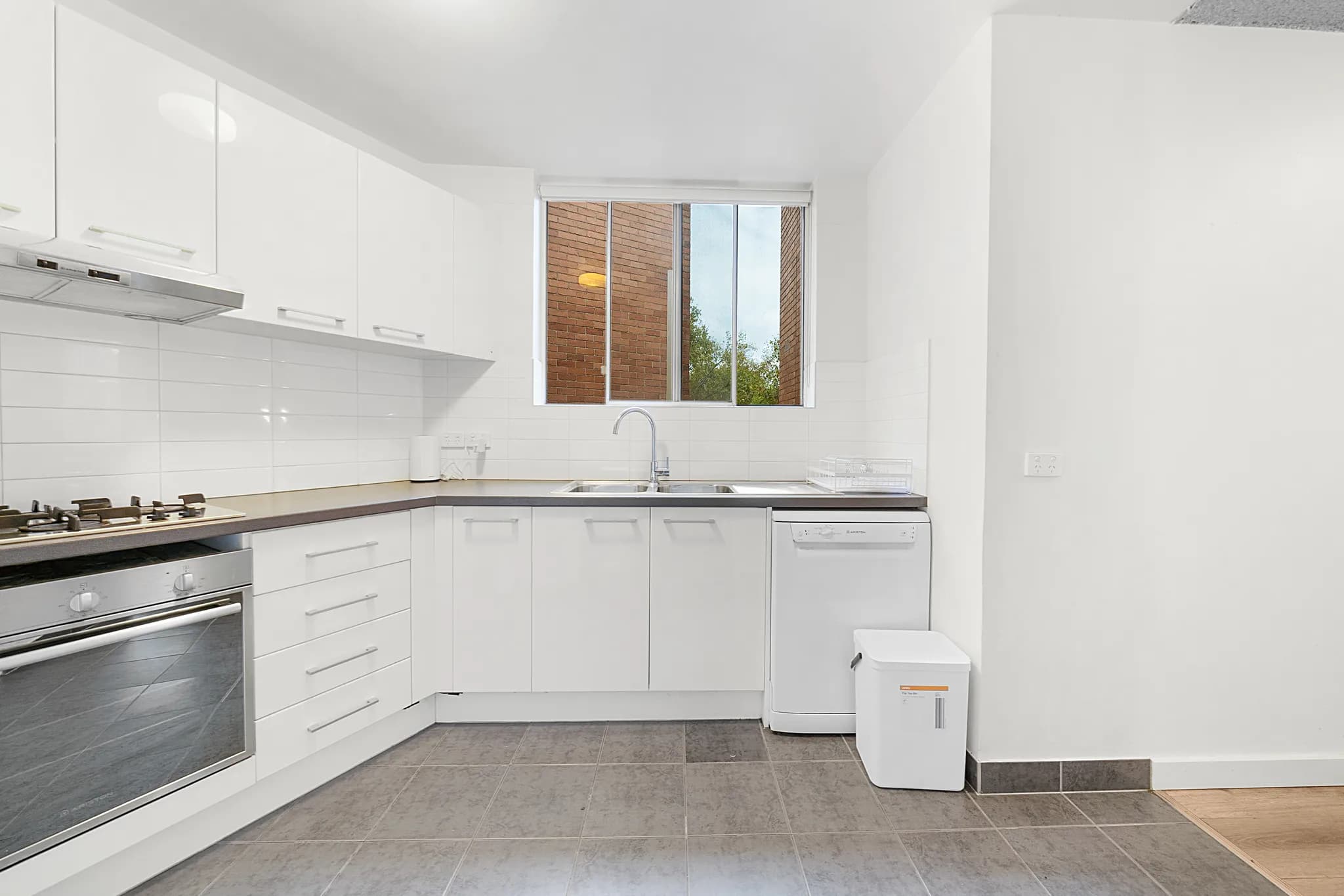 2 Singles - Private Room - Image 10