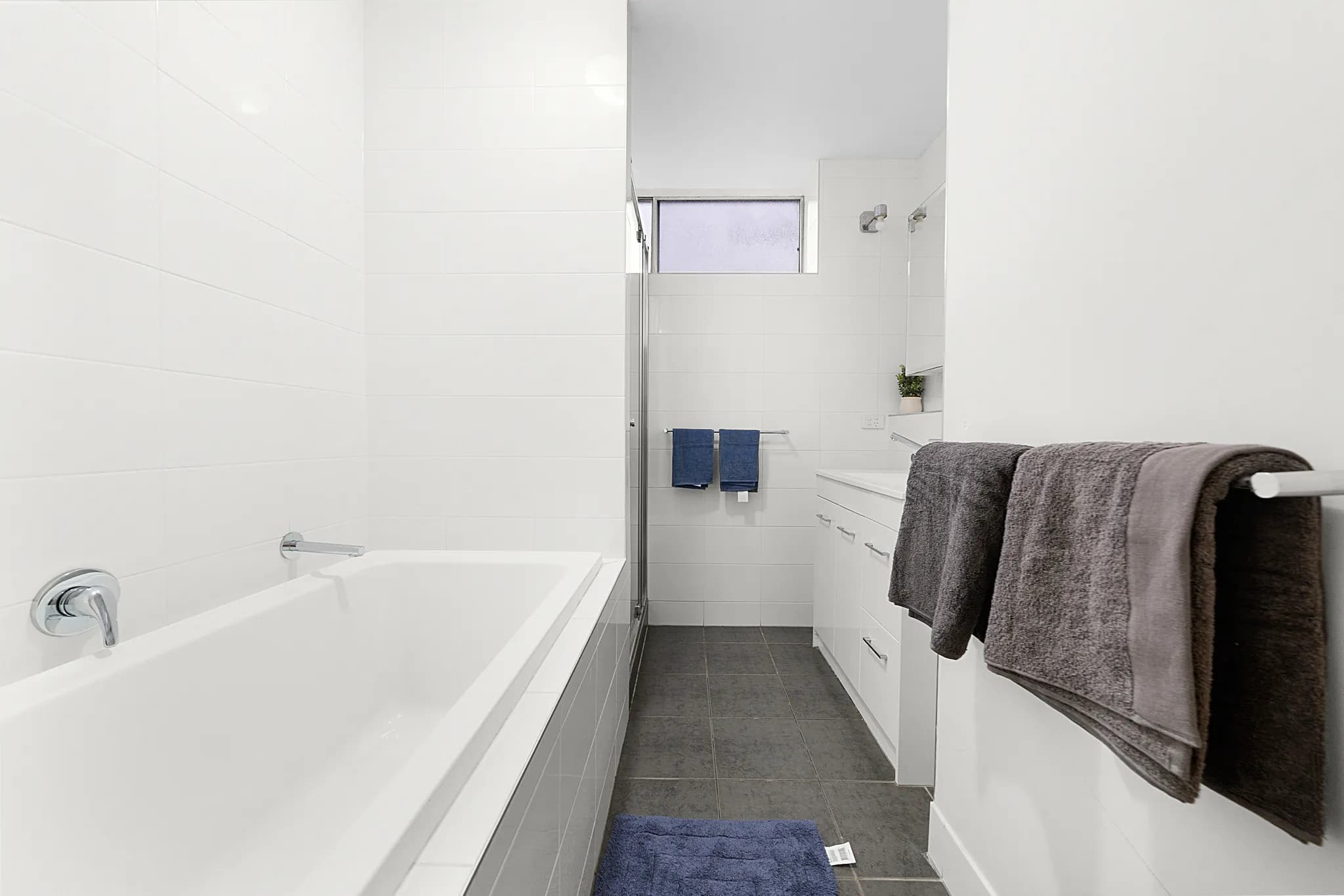 2 Singles - Private Room - Image 11