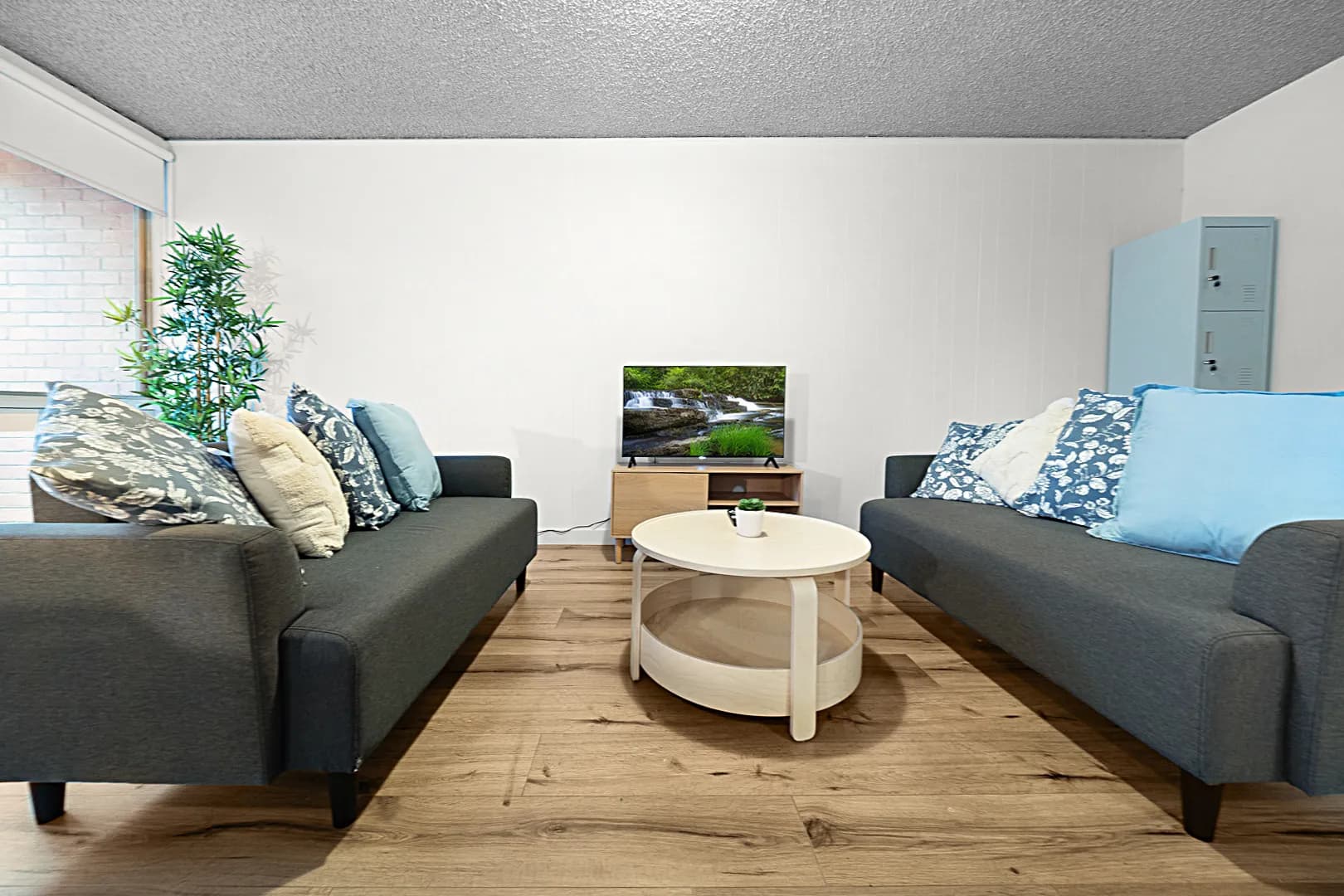 2 Singles - Private Room - Image 16