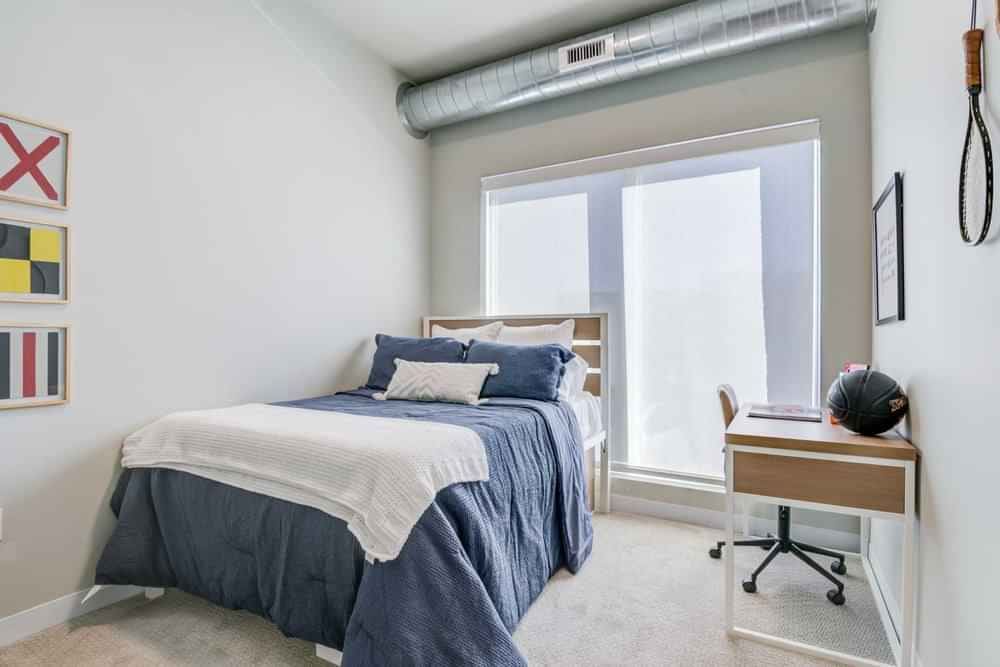 Proxi Lawrence, Lawrence - 1