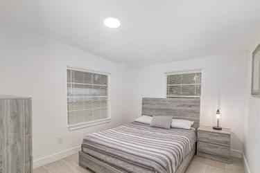 Queen Size Best View w/ Chest, TV Stand, Mirror